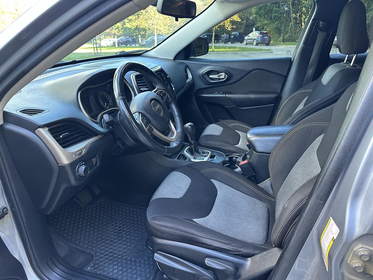 2014 Jeep Cherokee Sport Photo