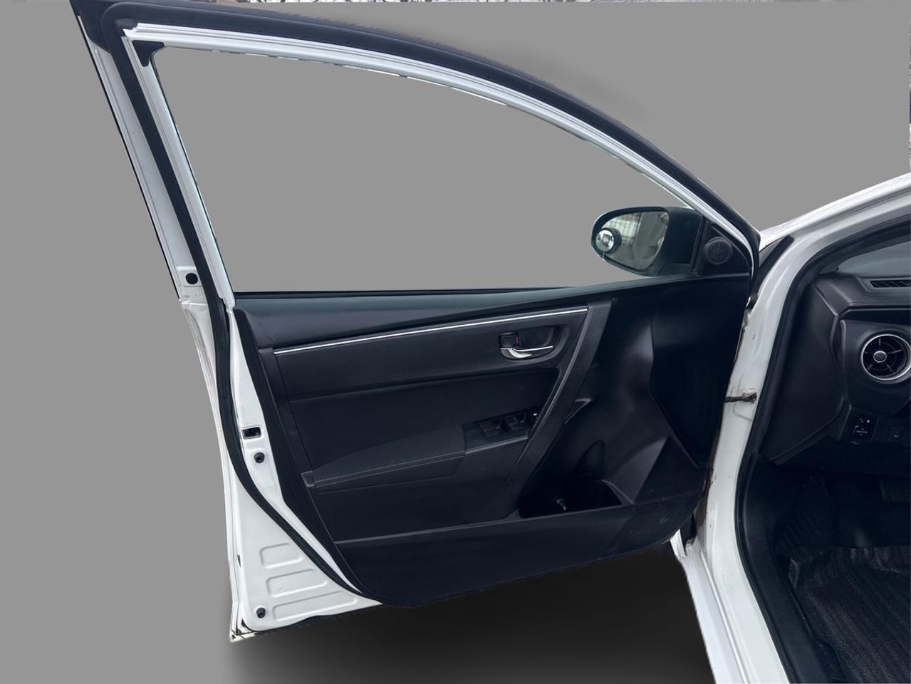 2018 Toyota Corolla LE Photo