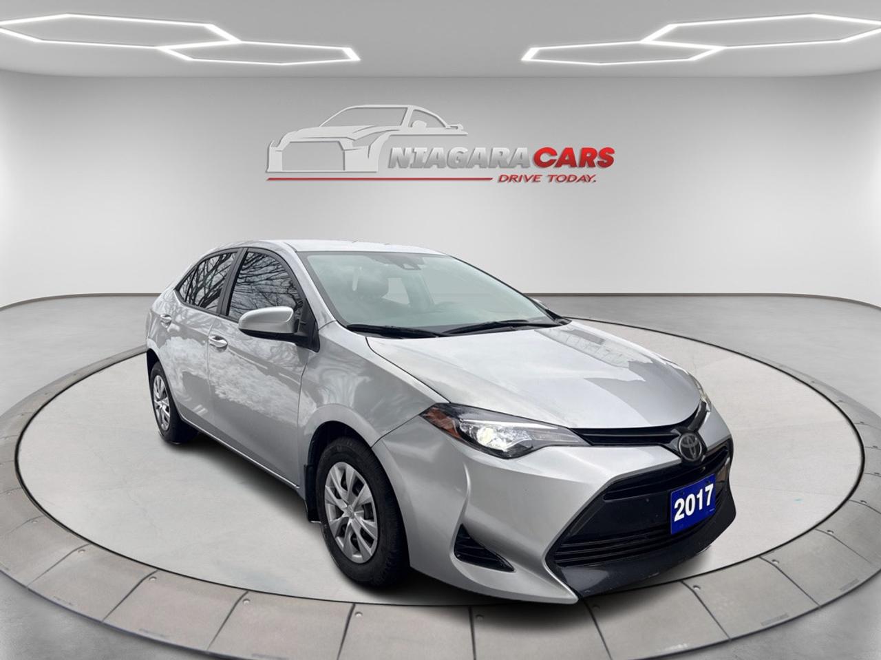 2017 Toyota Corolla LE Photo0
