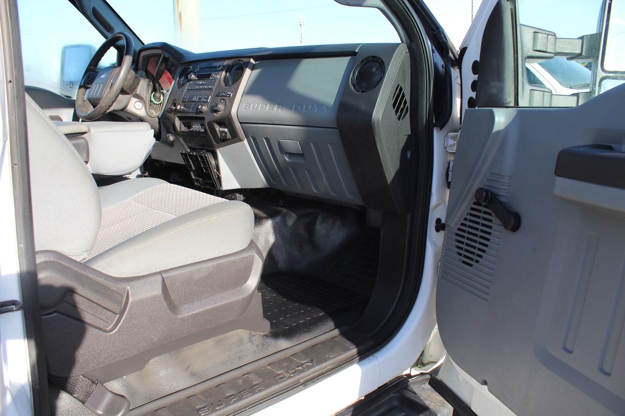 2015 Ford F-550 Super Duty Chassis XL Crane 165 Photo