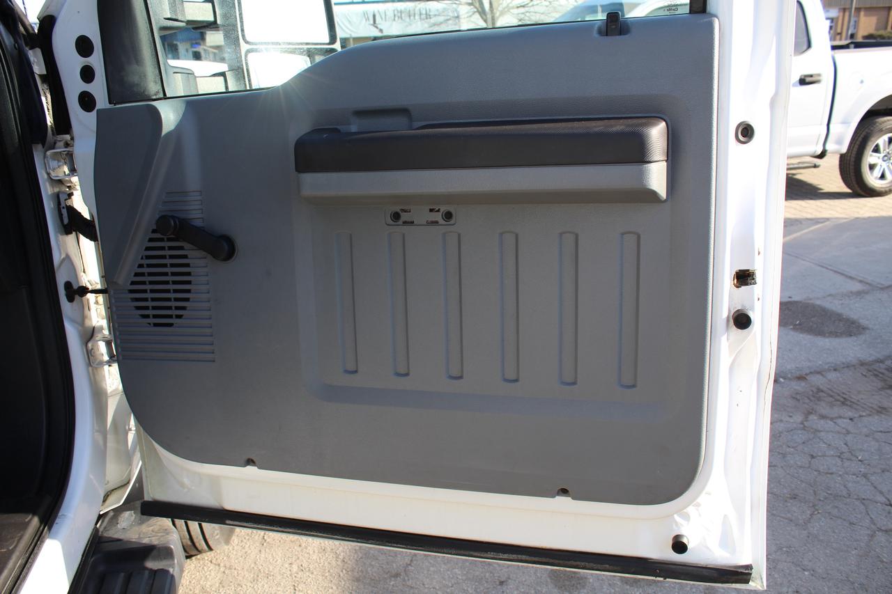 2015 Ford F-550 Super Duty Chassis XL Crane 165 Photo