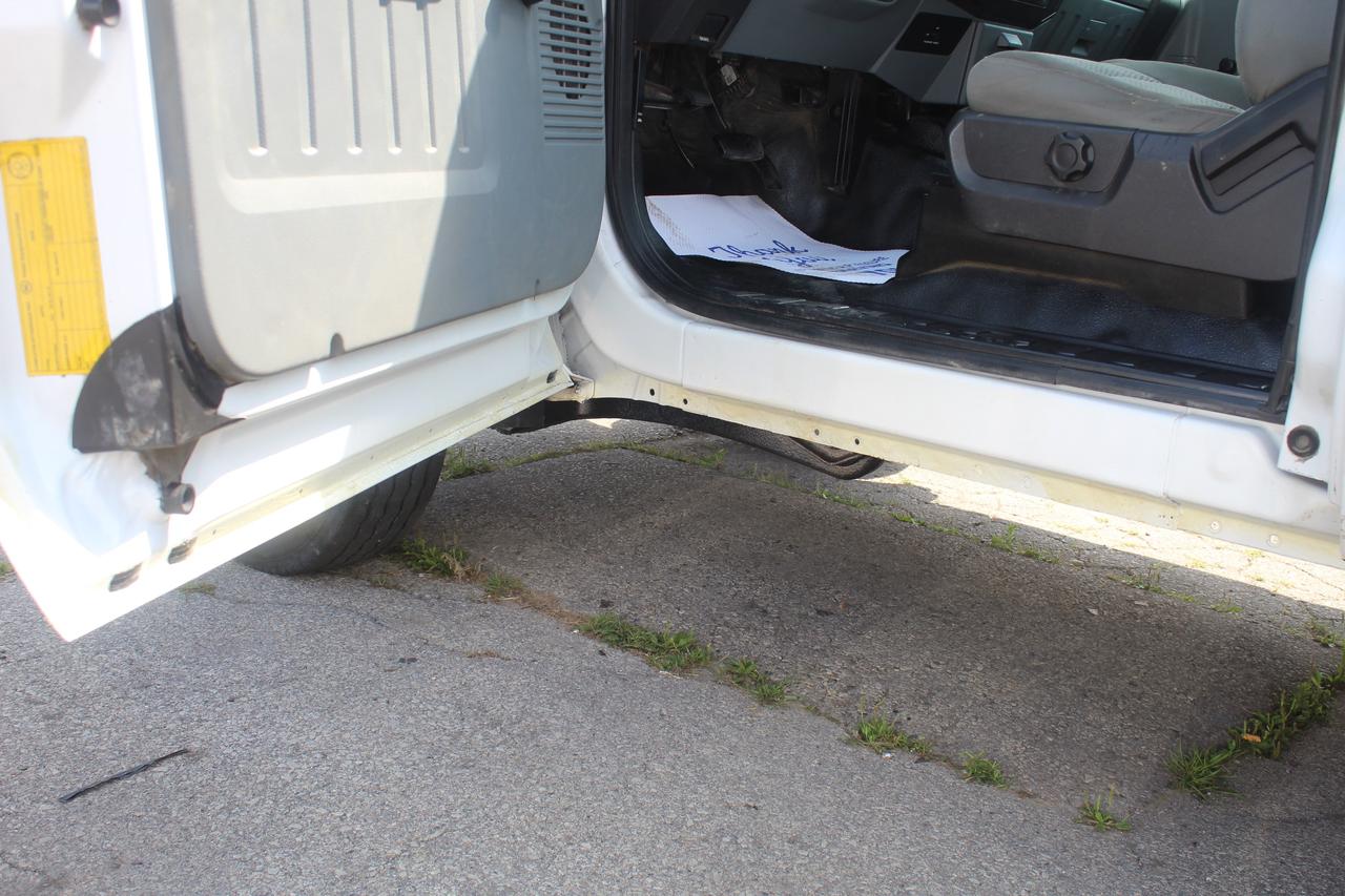 2013 Ford F-550 Super Duty Chassis XL SuperCab 186" Photo