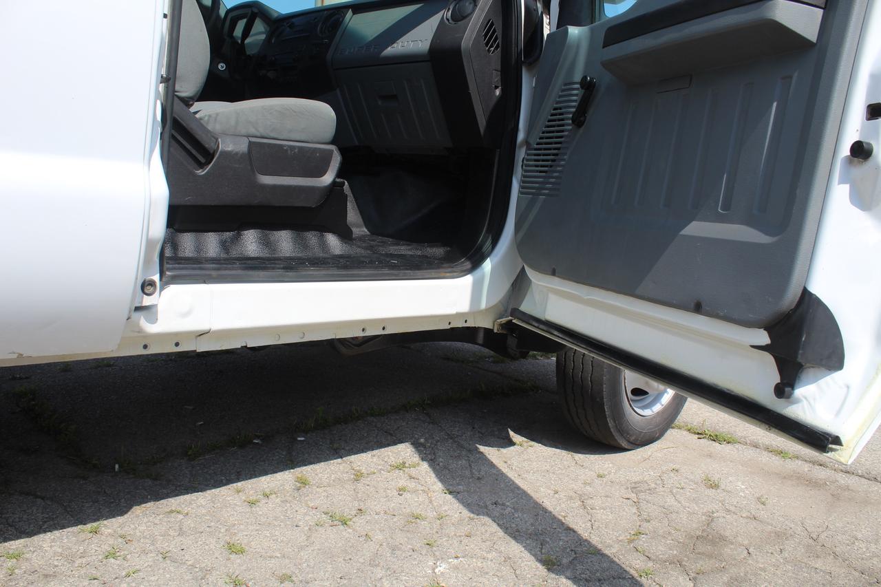 2013 Ford F-550 Super Duty Chassis XL SuperCab 186" Photo