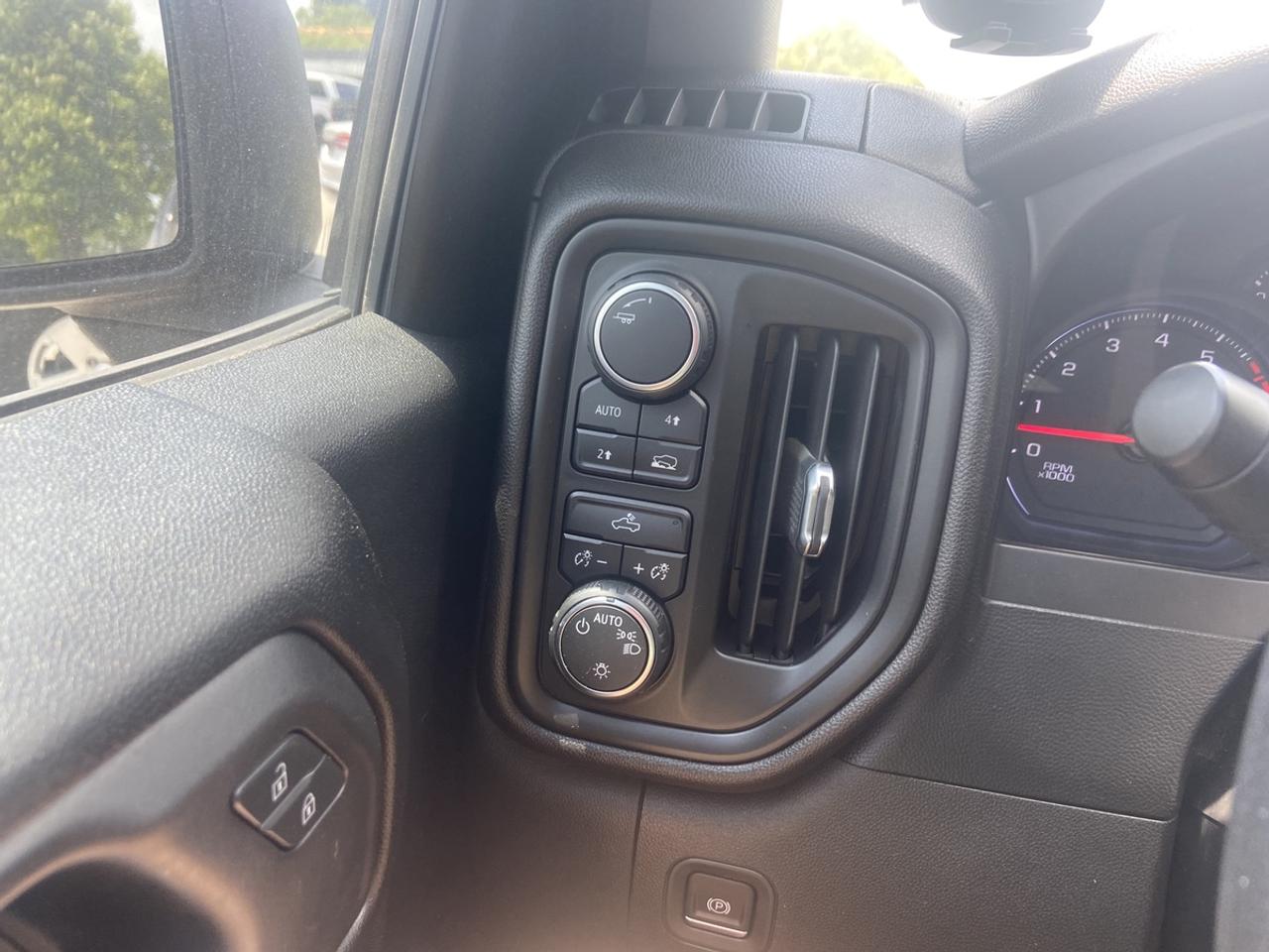 2020 Chevrolet Silverado 1500 CREW CAB 4x4 **2 year LUBRICO WARRANTY** Photo