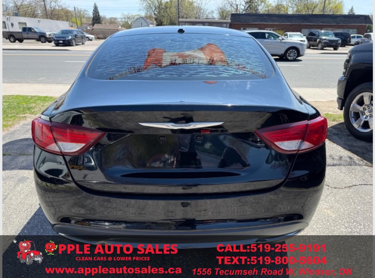 2016 Chrysler 200 Limited Photo4