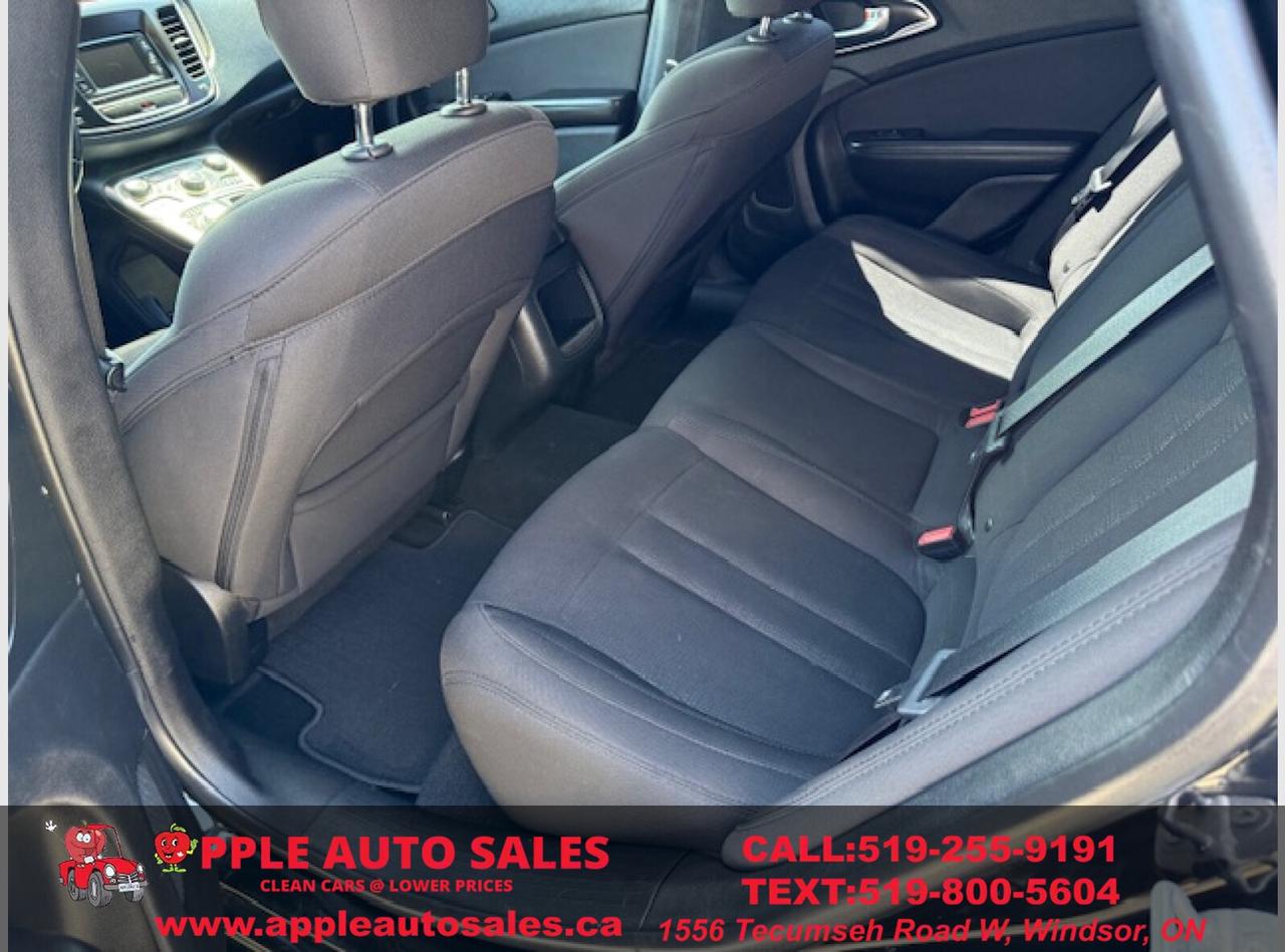 2016 Chrysler 200 Limited Photo