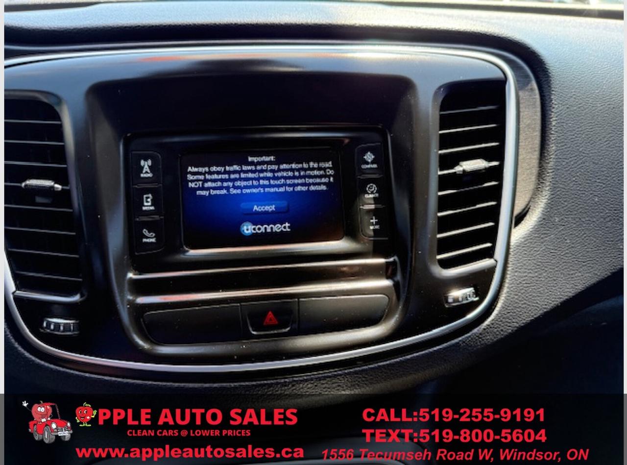 2016 Chrysler 200 Limited Photo