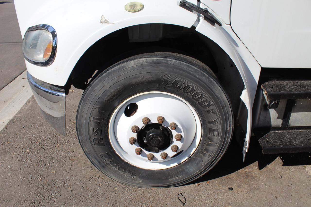 2014 Freightliner M2 106 24ft Box Power lift up gate Photo2