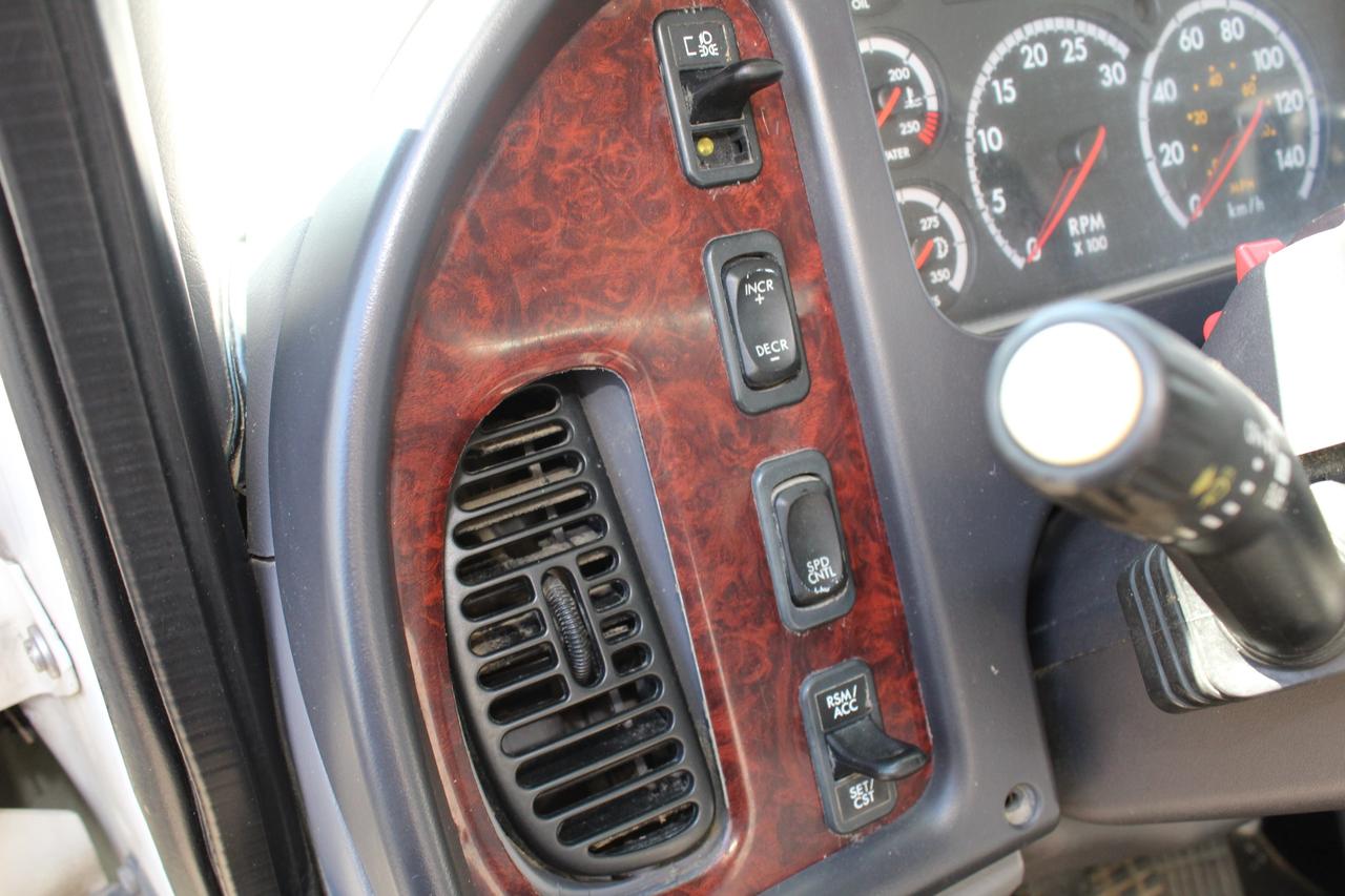 2014 Freightliner M2 106 24ft Box Power lift up gate Photo