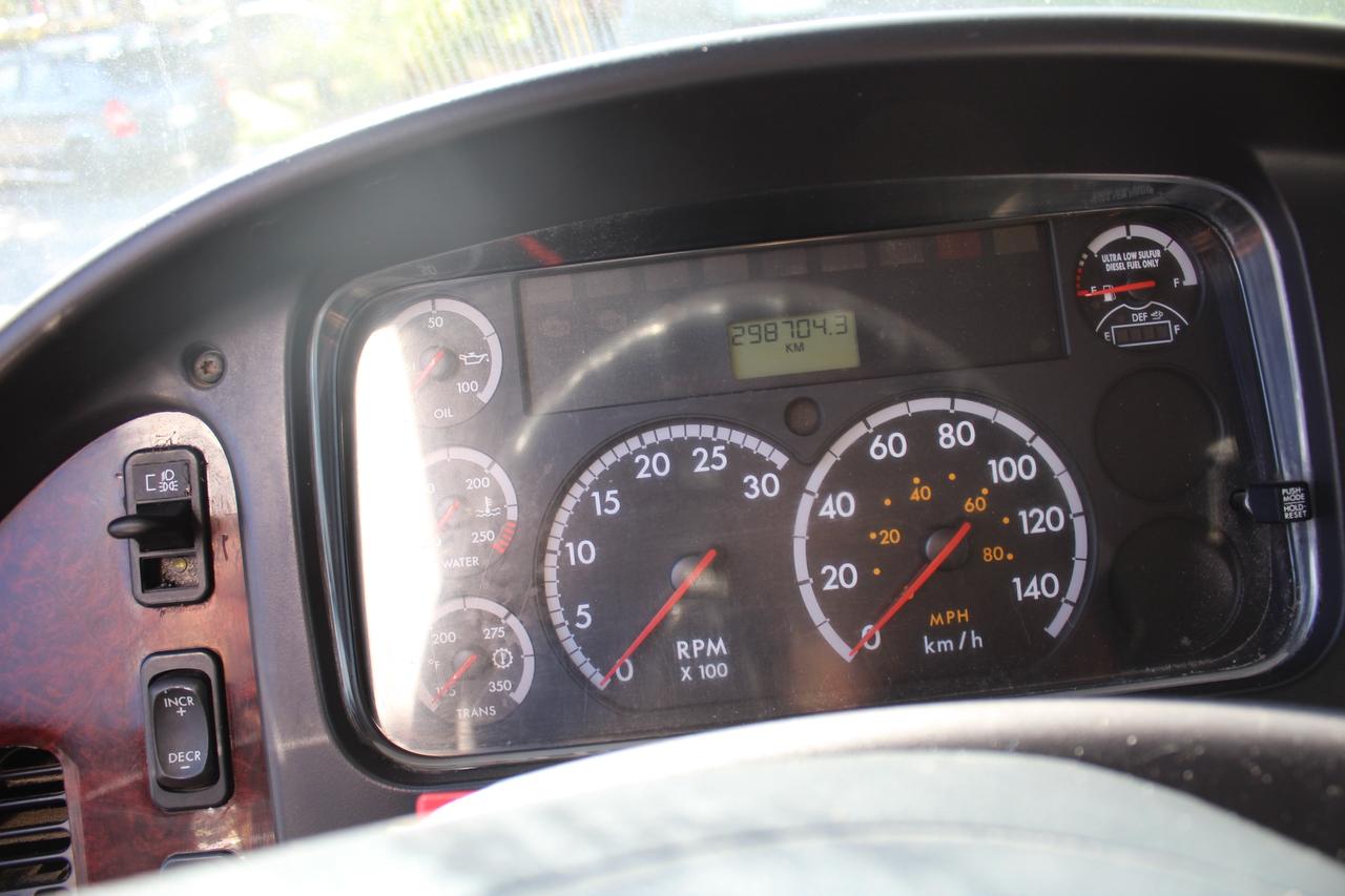 2014 Freightliner M2 106 24ft Box Power lift up gate Photo