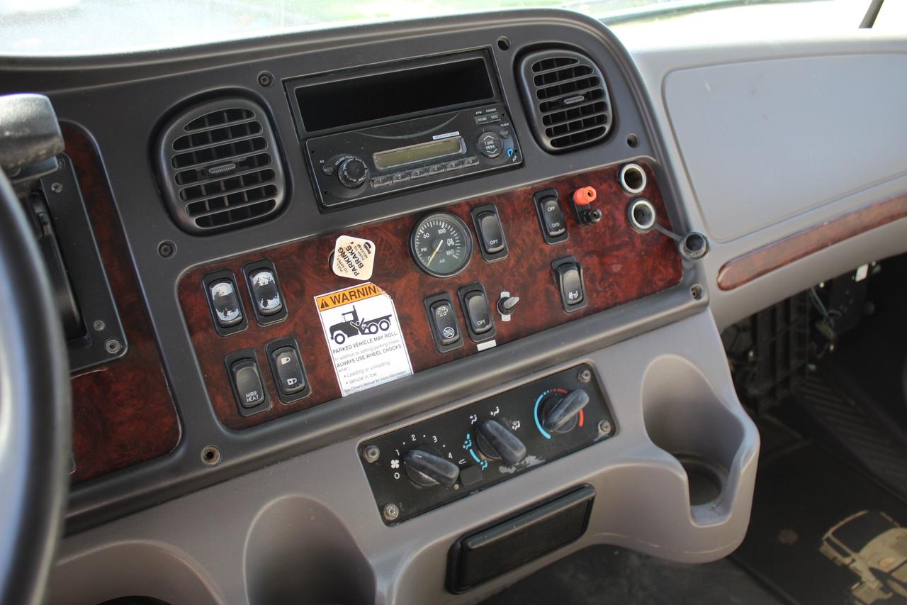 2014 Freightliner M2 106 24ft Box Power lift up gate Photo