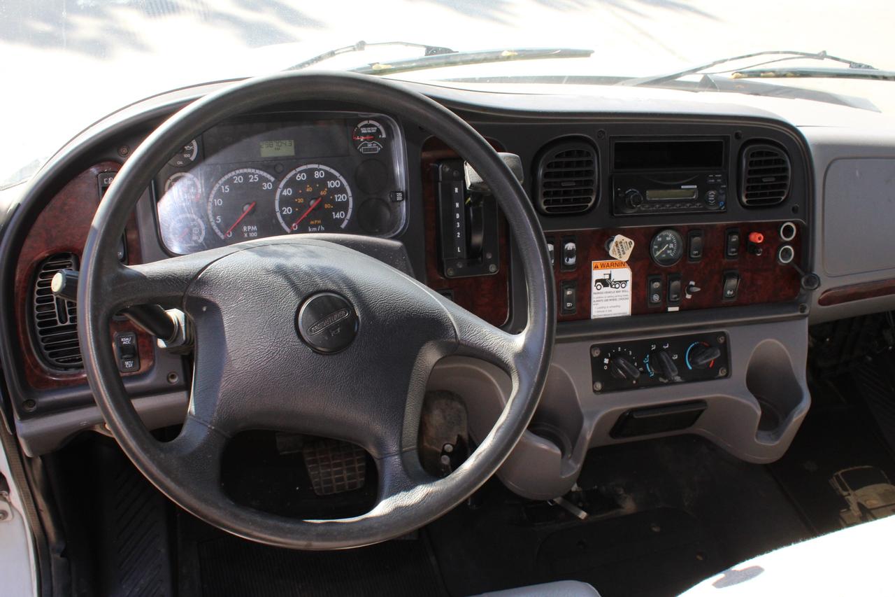 2014 Freightliner M2 106 24ft Box Power lift up gate Photo