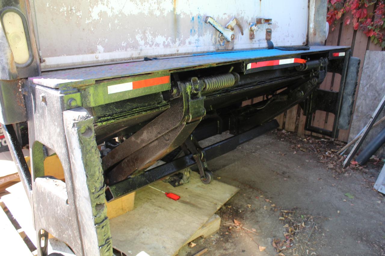 2014 Freightliner M2 106 24ft Box Power lift up gate Photo