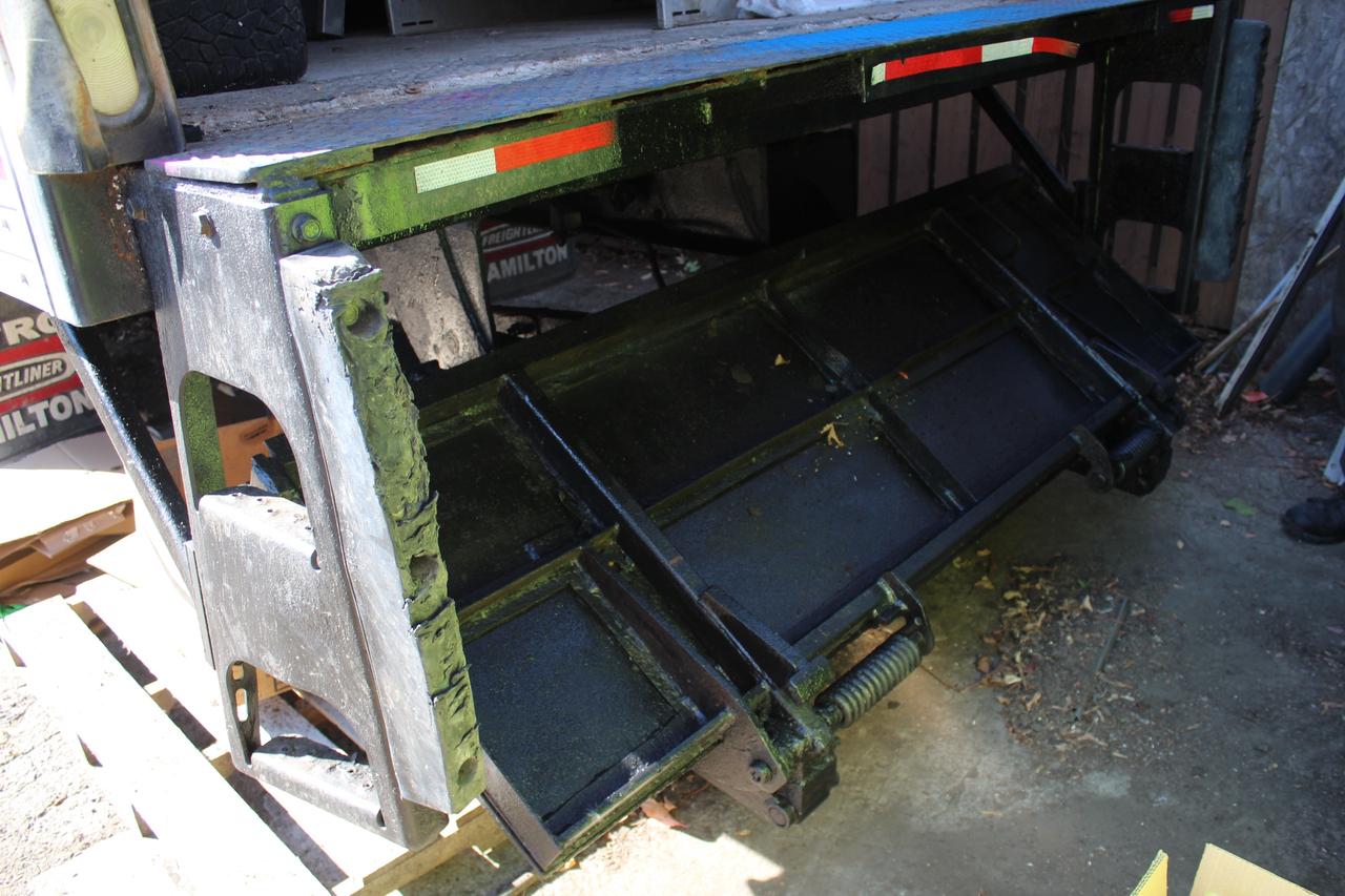 2014 Freightliner M2 106 24ft Box Power lift up gate Photo