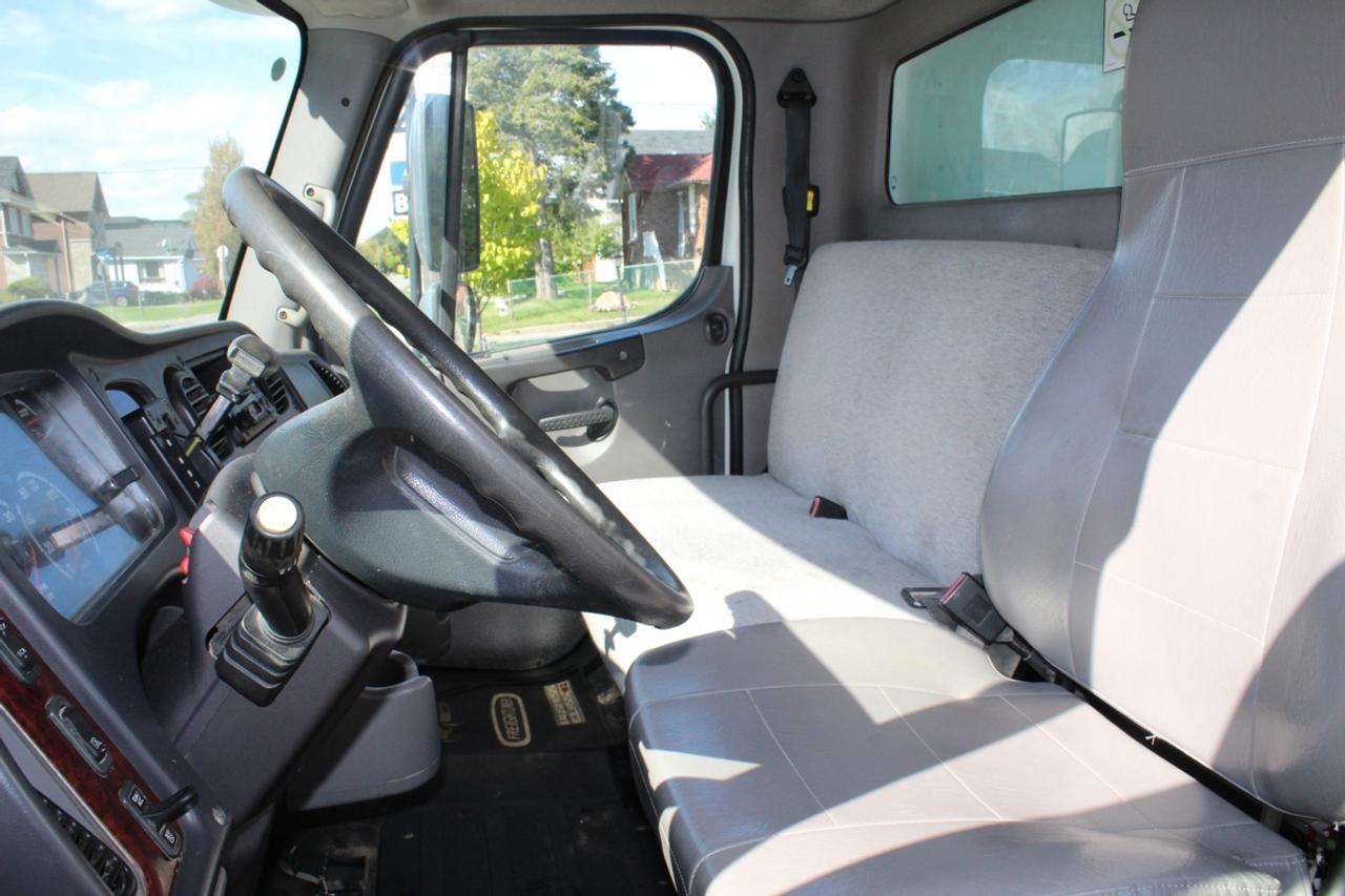 2014 Freightliner M2 106 24ft Box Power lift up gate Photo4