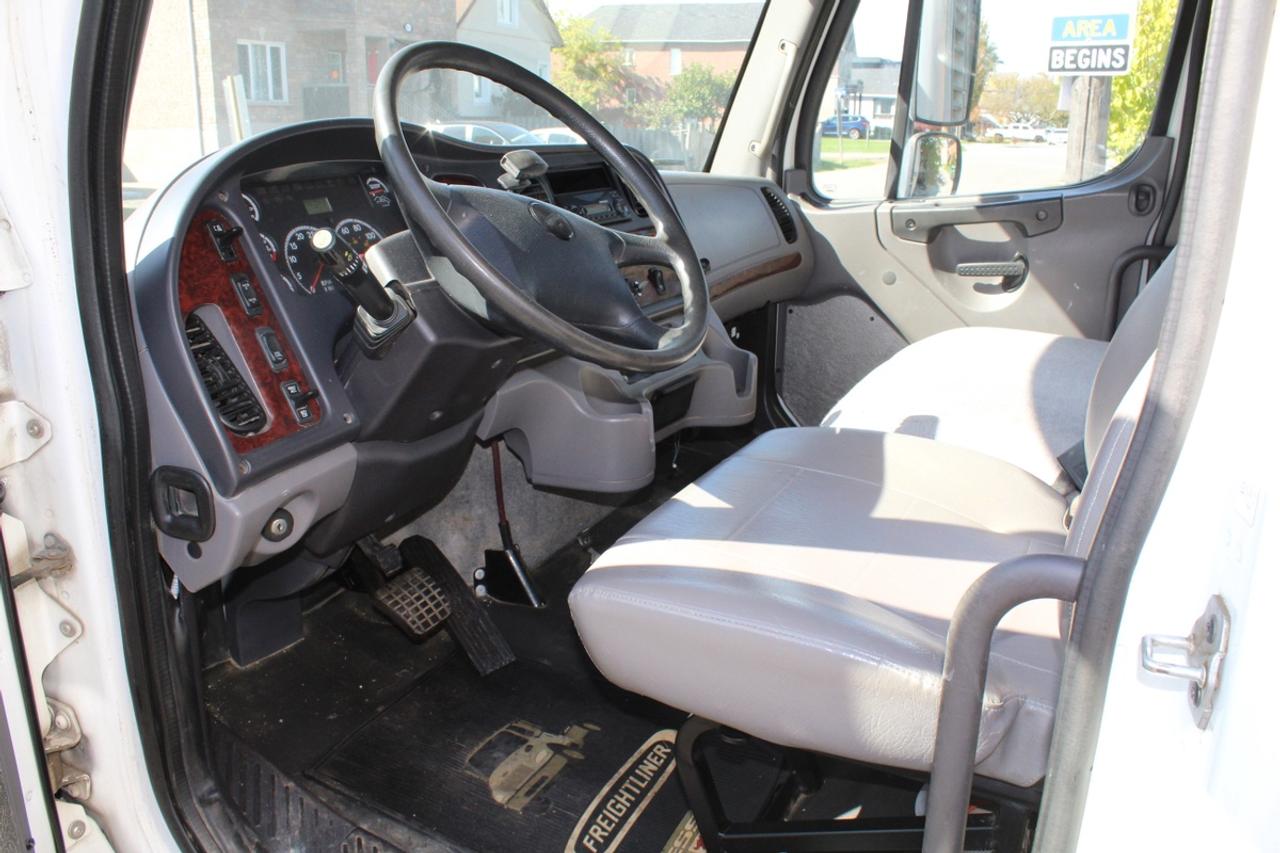2014 Freightliner M2 106 24ft Box Power lift up gate Photo