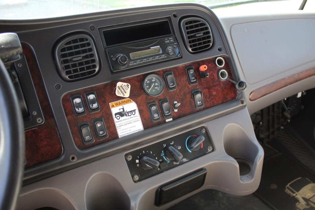 2014 Freightliner M2 106 24ft Box Power lift up gate Photo