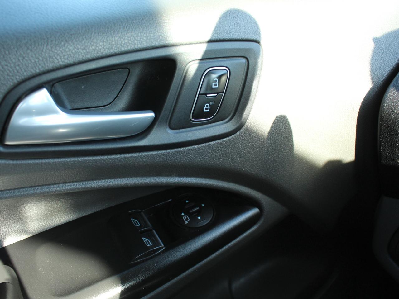 2020 Ford Transit Connect XLT B. Cam Divider Shelving Photo