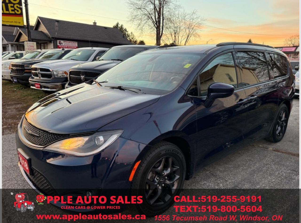 2018 Chrysler Pacifica Touring L Photo0