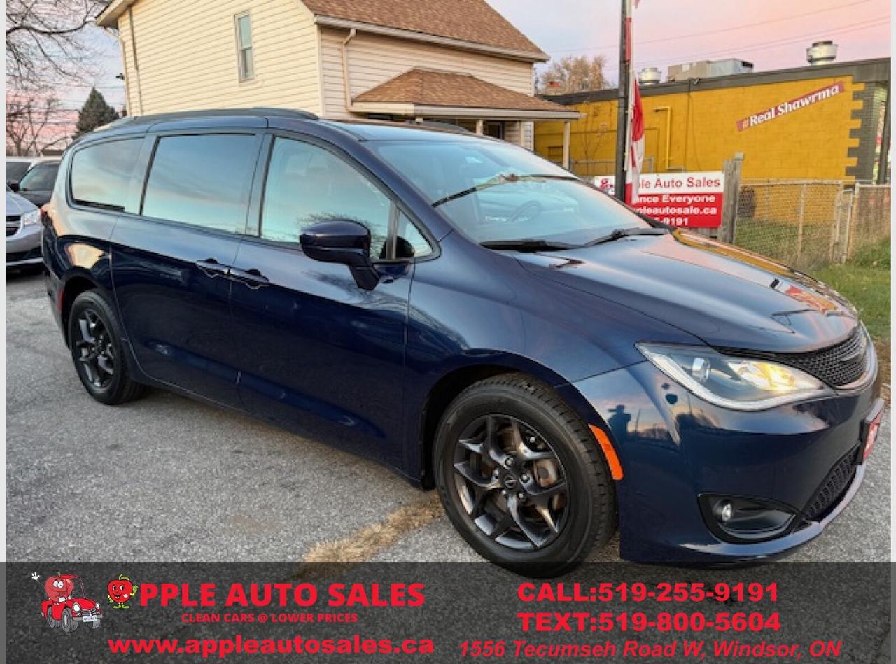 2018 Chrysler Pacifica Touring L Photo2