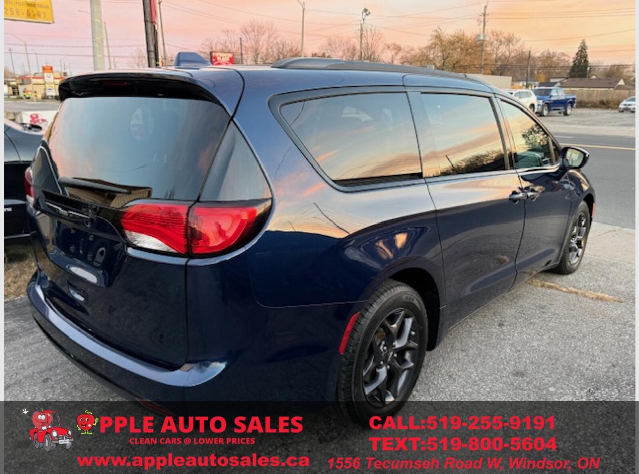 2018 Chrysler Pacifica Touring L Photo