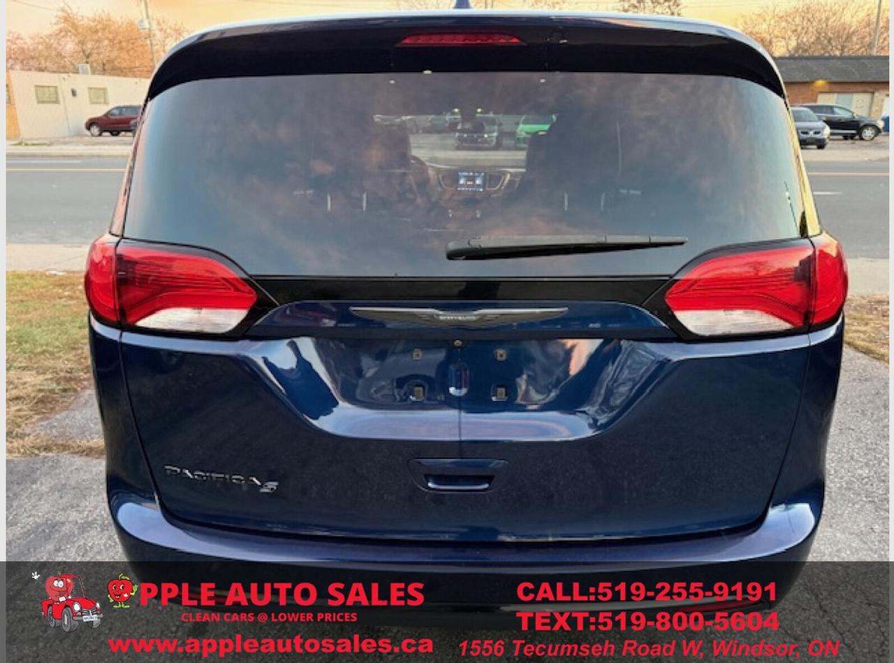 2018 Chrysler Pacifica Touring L Photo4