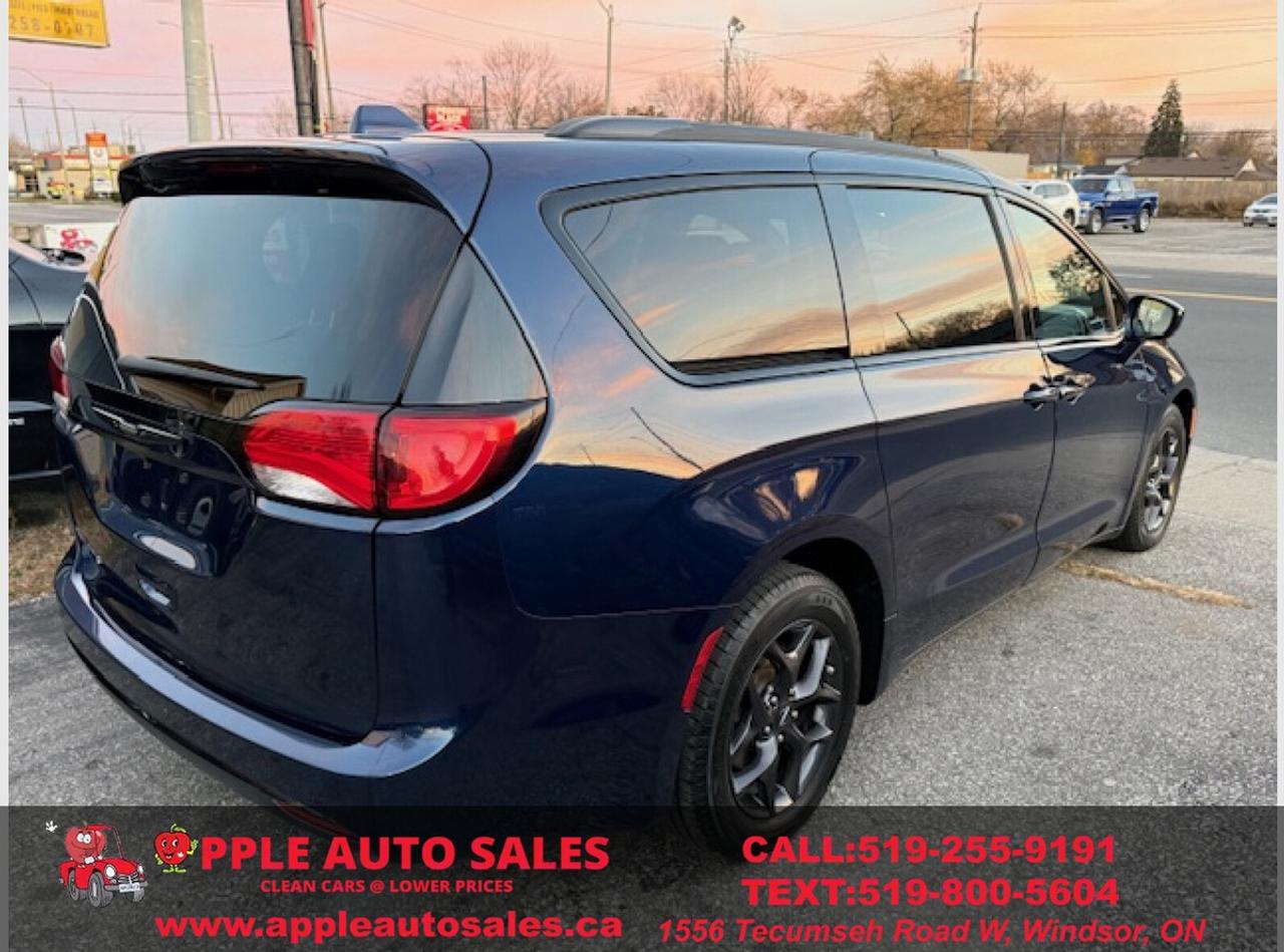 2018 Chrysler Pacifica Touring L Photo3