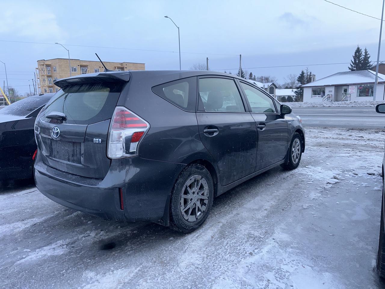 2016 Toyota Prius v Five Photo3