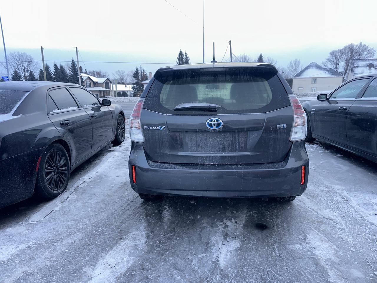 2016 Toyota Prius v Five Photo