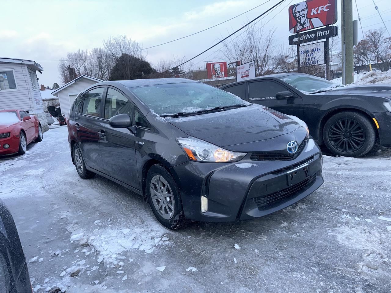 2016 Toyota Prius v Five Photo2