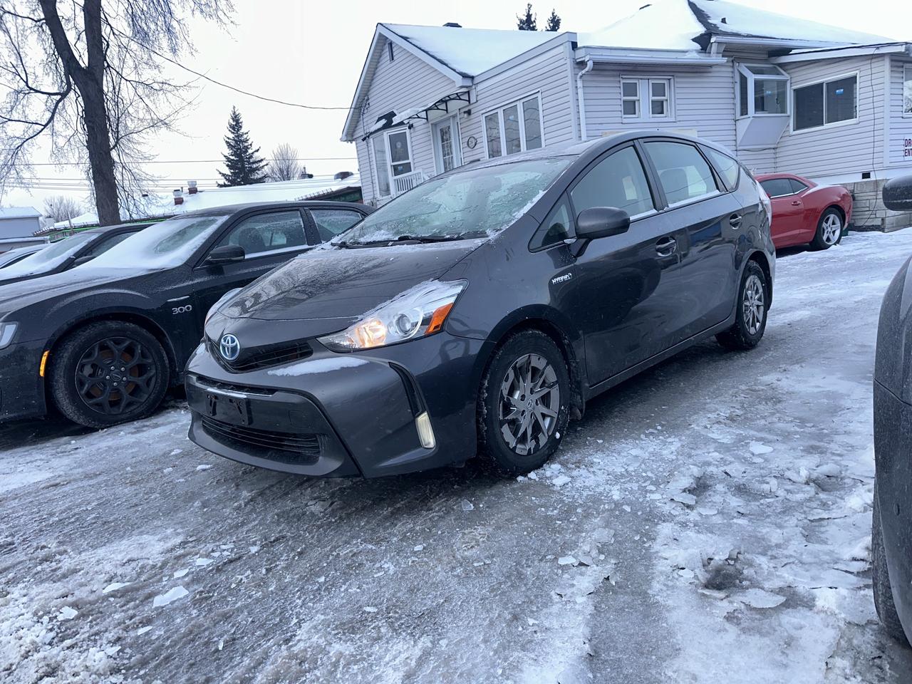 2016 Toyota Prius v Five Photo