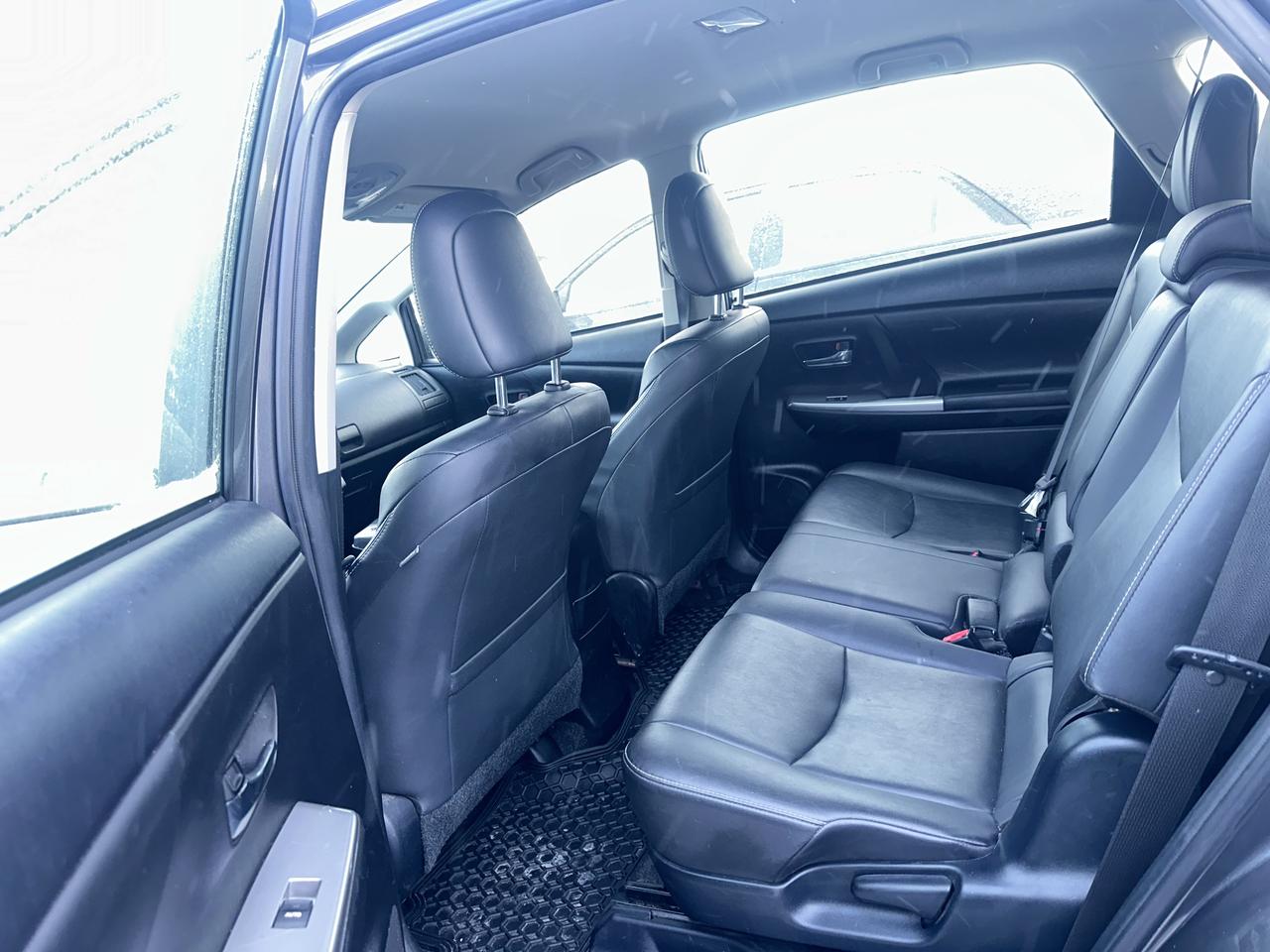 2016 Toyota Prius v Five Photo