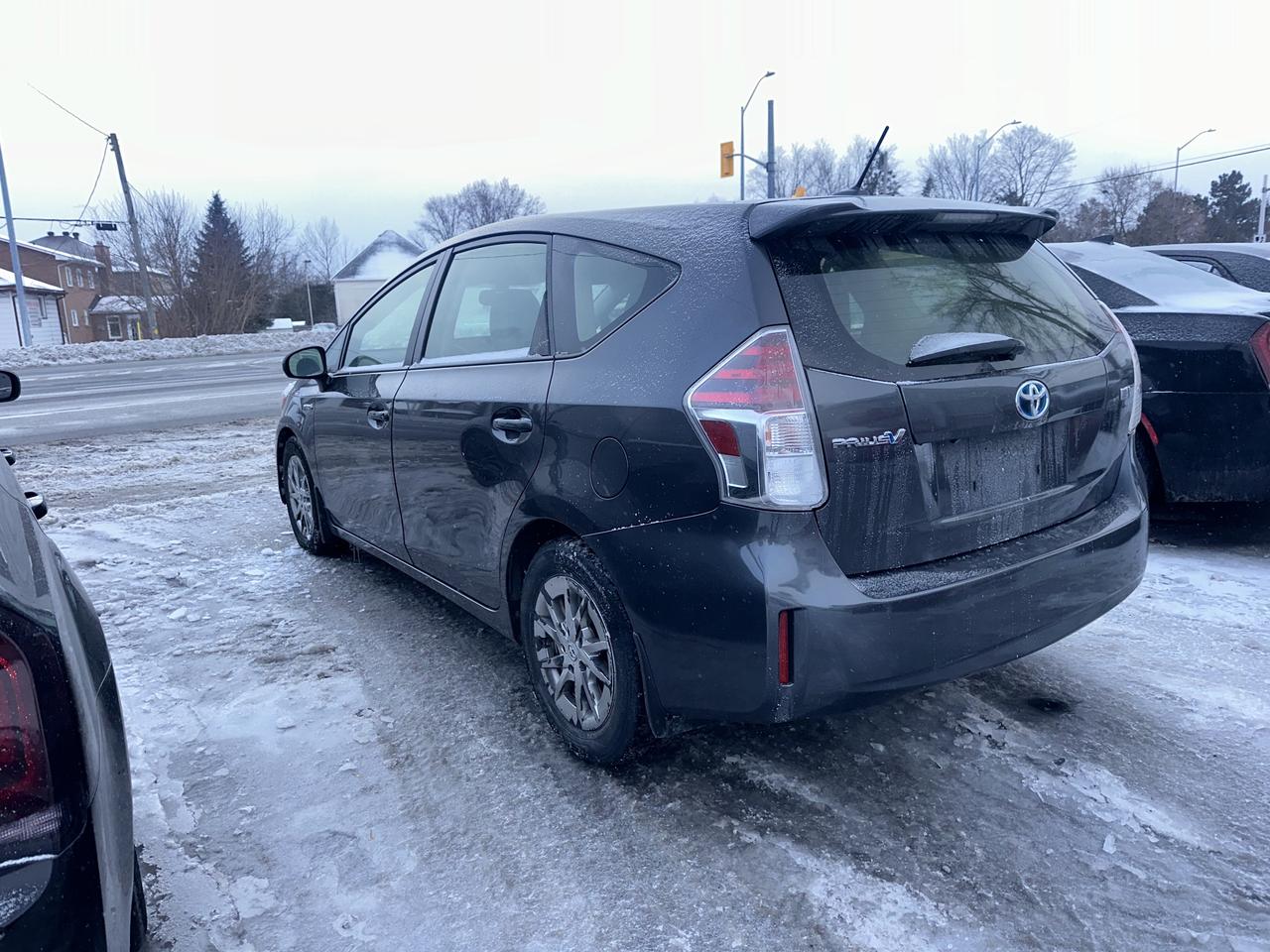 2016 Toyota Prius v Five Photo