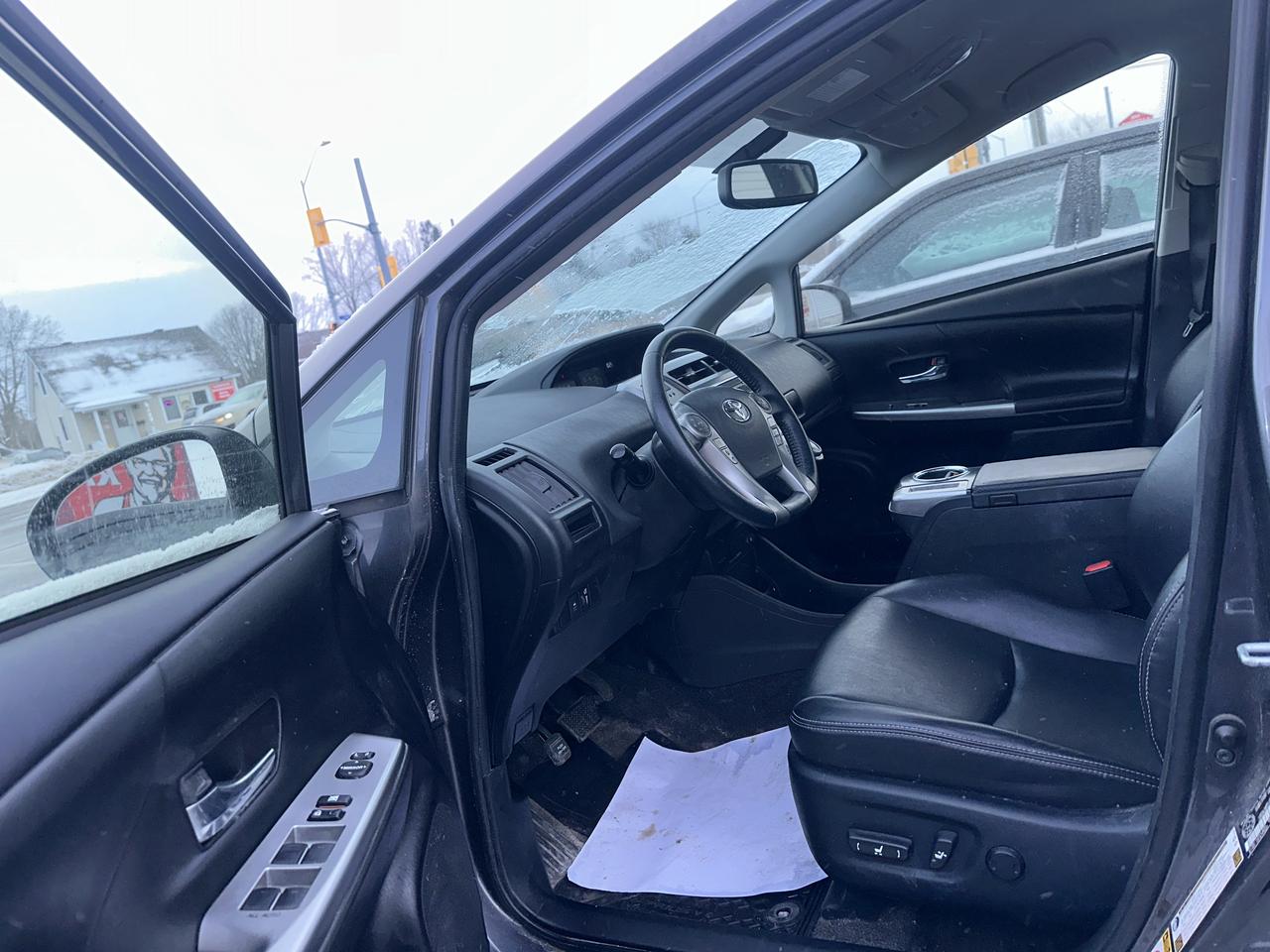 2016 Toyota Prius v Five Photo