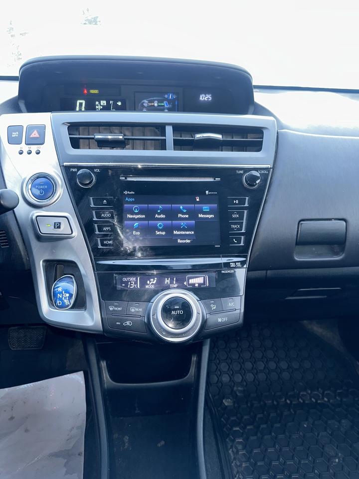 2016 Toyota Prius v Five Photo