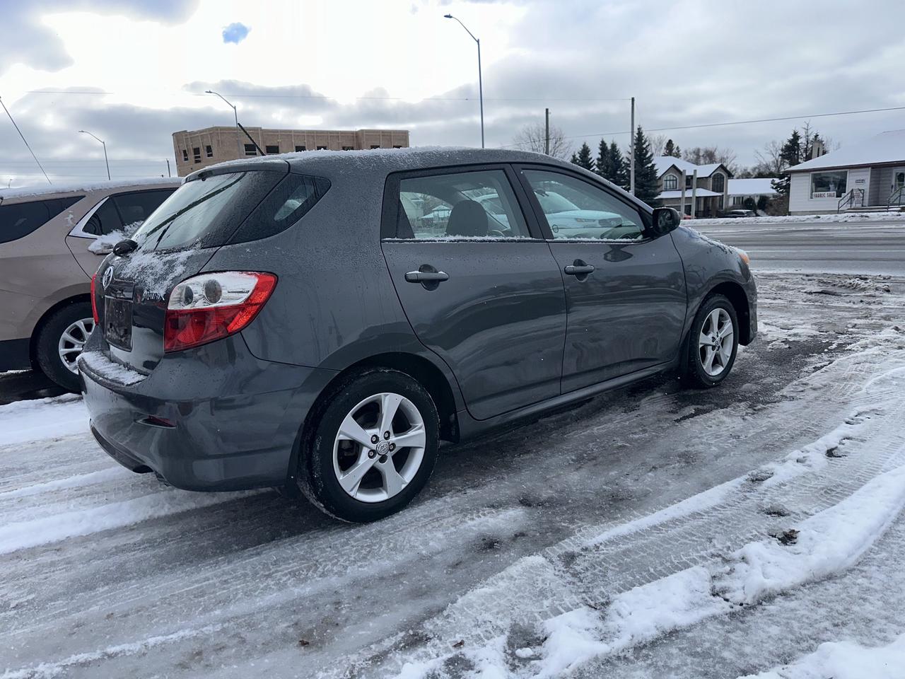 2014 Toyota Matrix LE Photo3