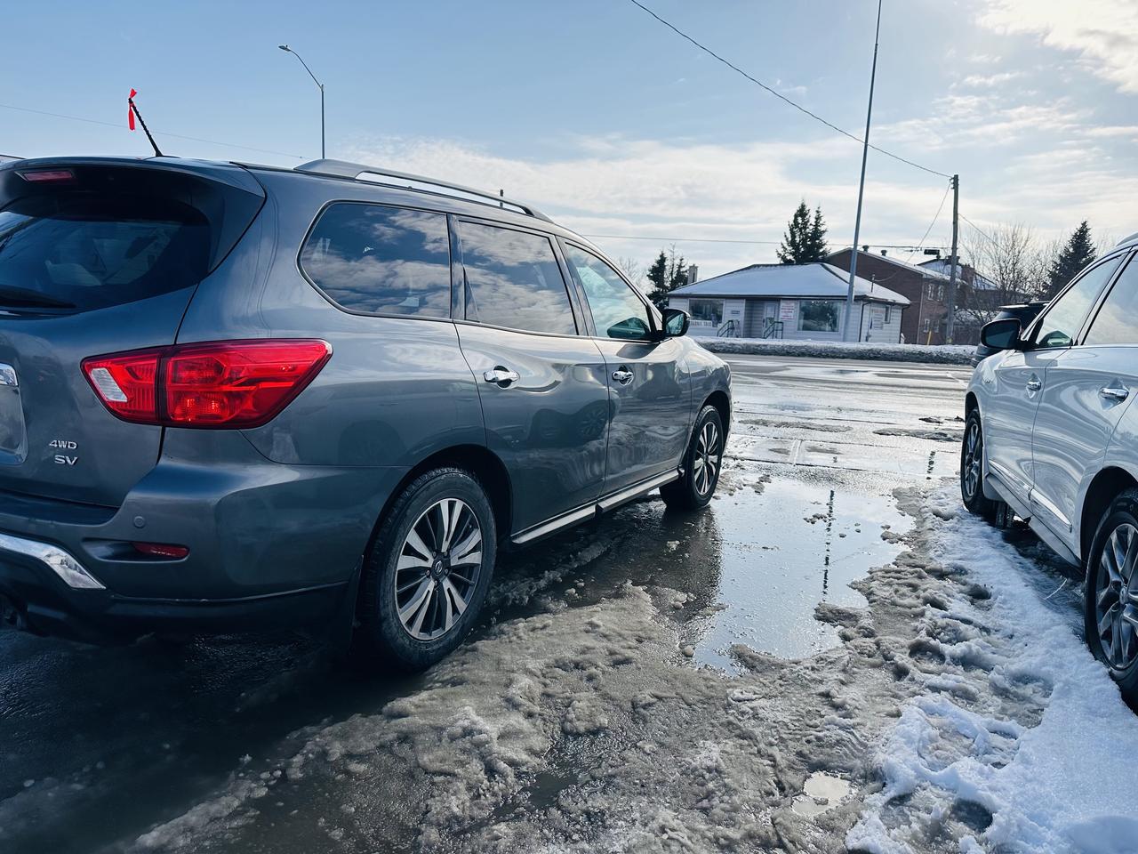 2017 Nissan Pathfinder SV Photo