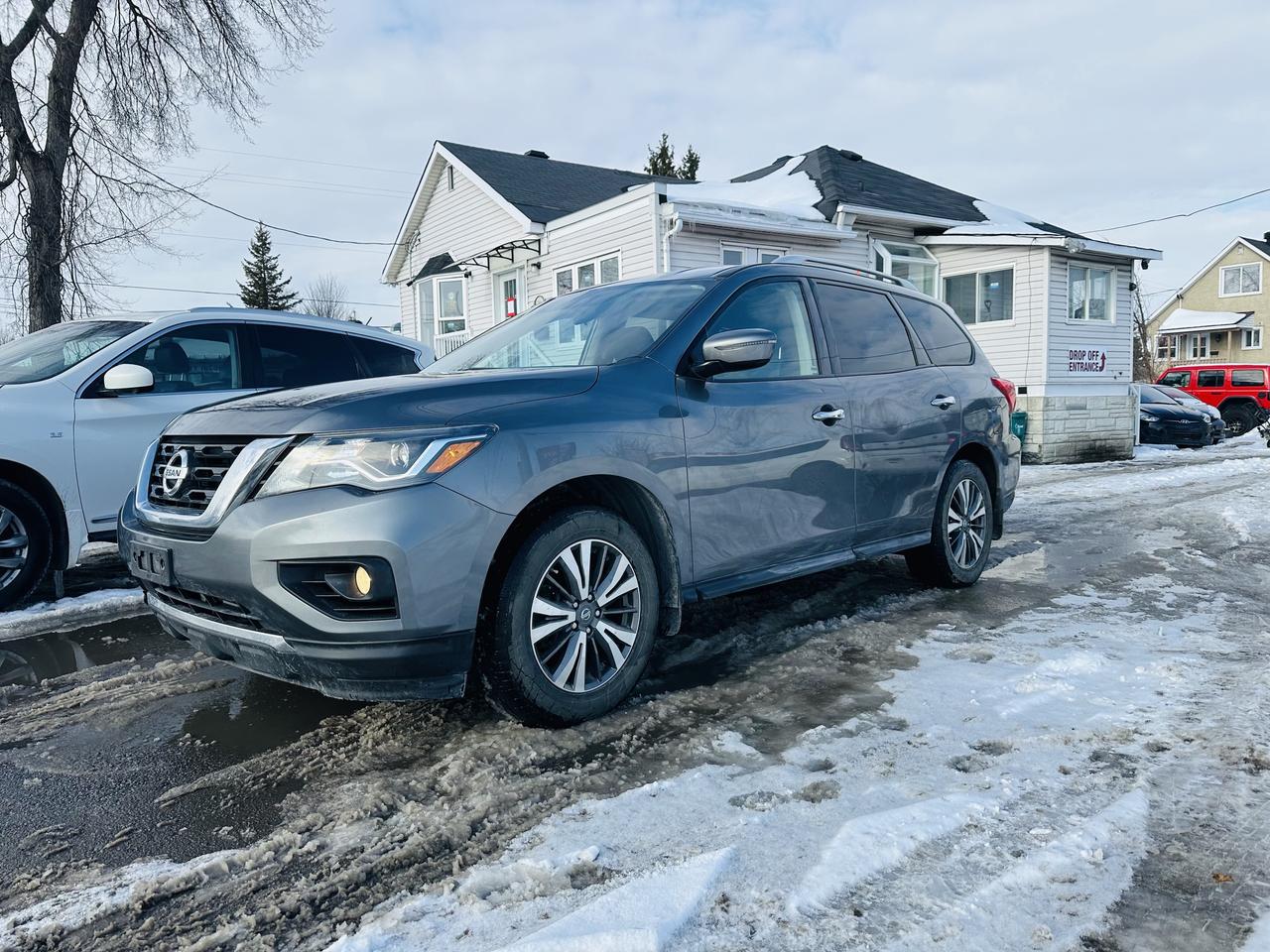 2017 Nissan Pathfinder SV Photo