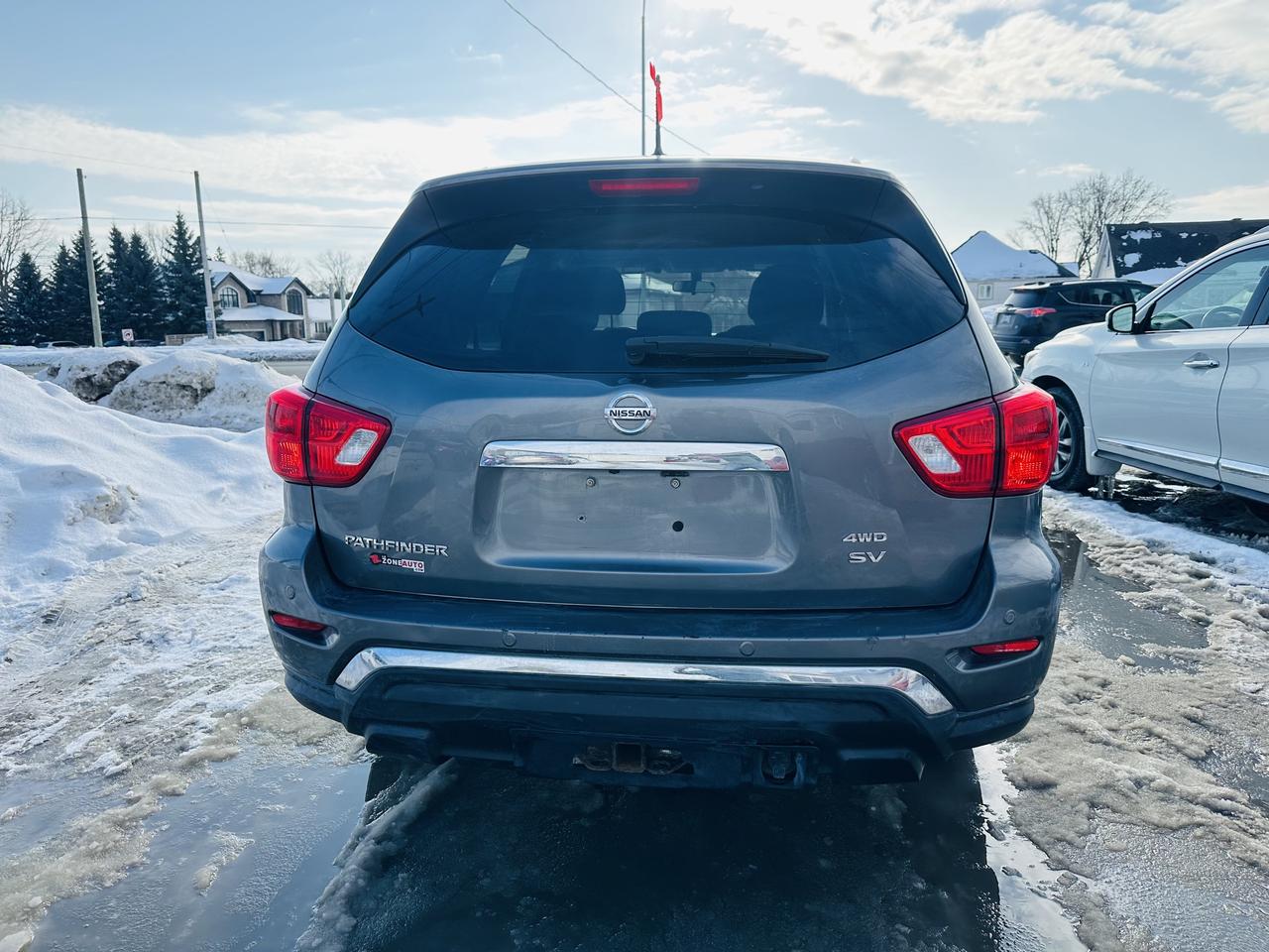 2017 Nissan Pathfinder SV Photo4