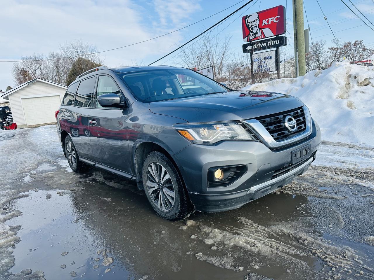 2017 Nissan Pathfinder SV Photo