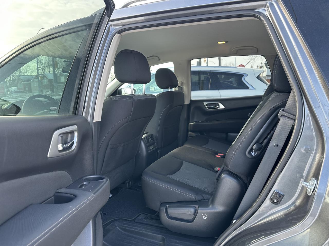 2017 Nissan Pathfinder SV Photo