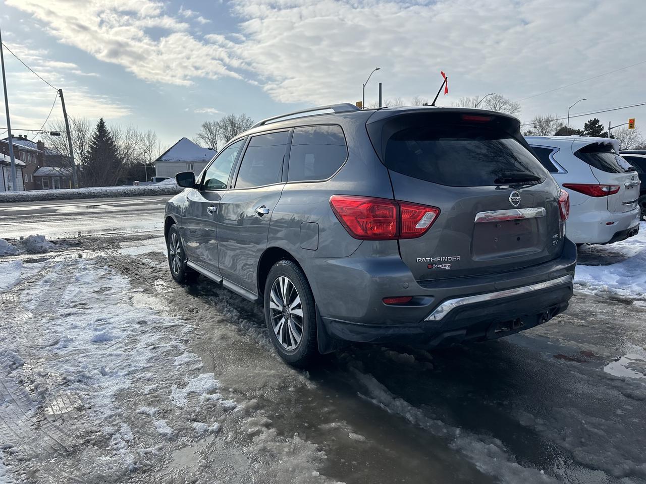 2017 Nissan Pathfinder SV Photo