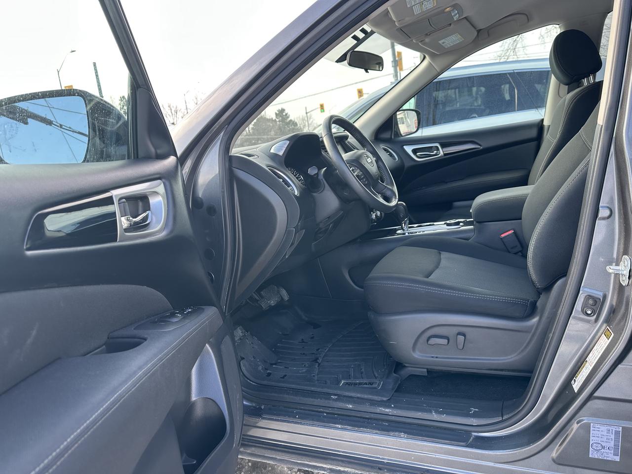 2017 Nissan Pathfinder SV Photo