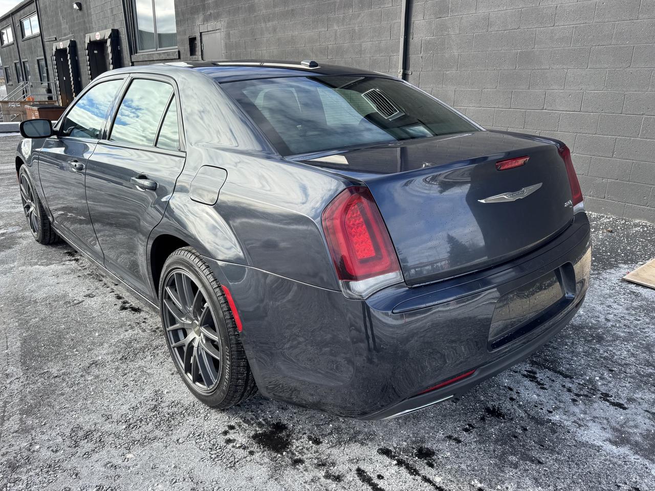 2016 Chrysler 300 S Photo2