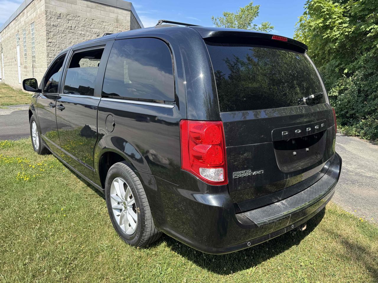 2019 Dodge Grand Caravan SXT Photo2
