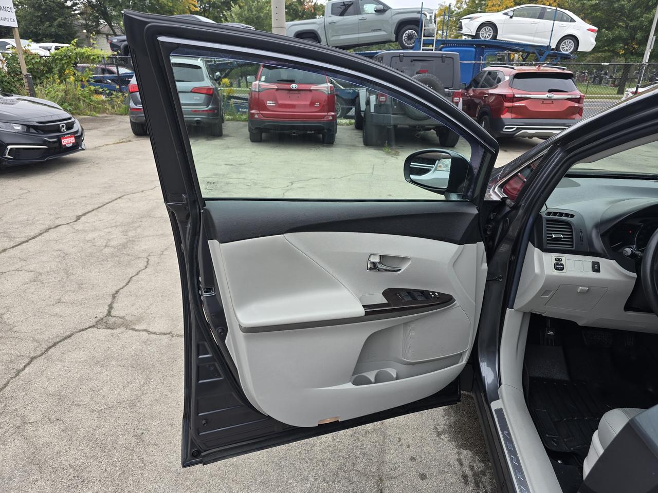 2012 Toyota Venza LE I4 Photo