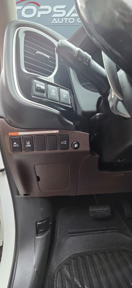 2018 Mitsubishi Outlander Plug-In Hybrid SEL Photo