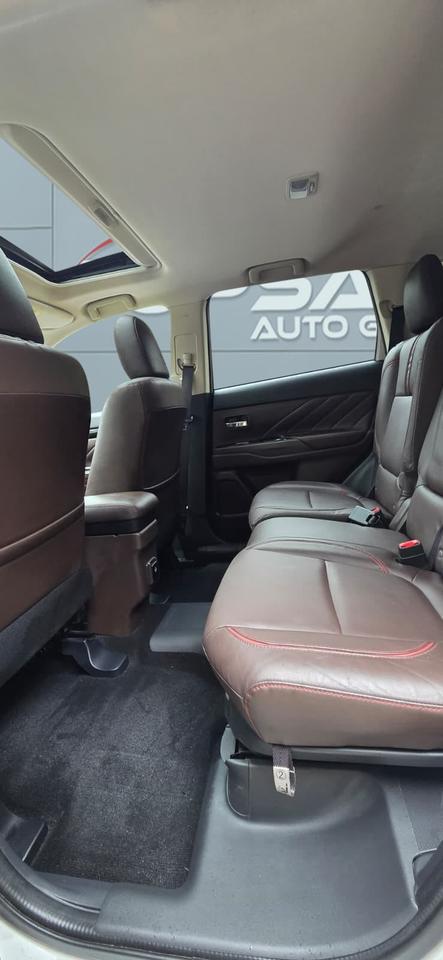 2018 Mitsubishi Outlander Plug-In Hybrid SEL Photo