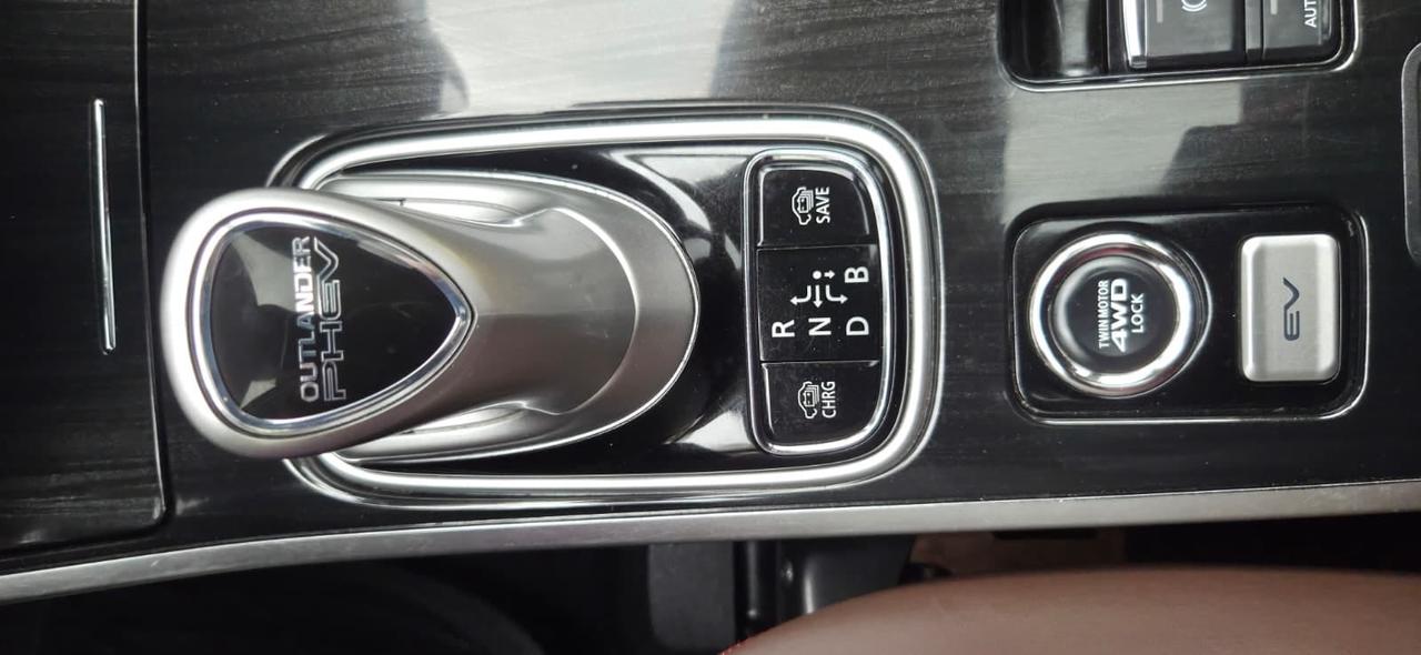 2018 Mitsubishi Outlander Plug-In Hybrid SEL Photo