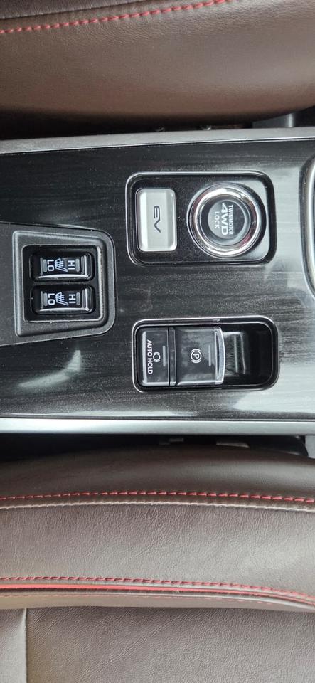 2018 Mitsubishi Outlander Plug-In Hybrid SEL Photo